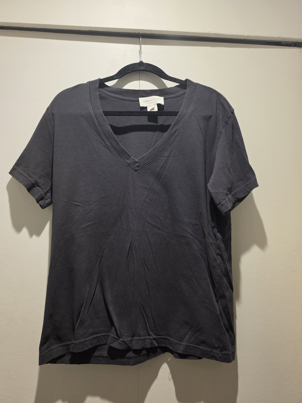 Current/Elliott Black. The V-Neck Tee. Size 3 (Large)